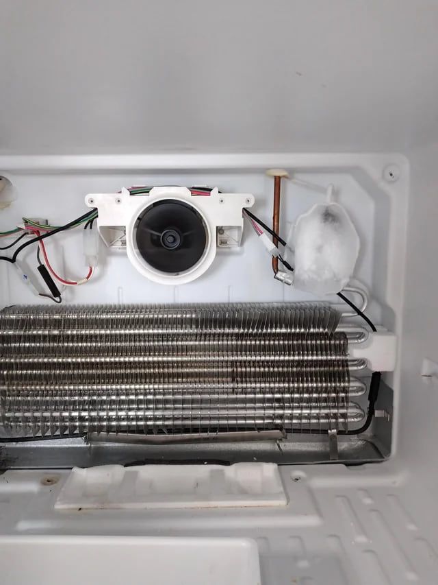 Vaporizatorul unui frigider No Frost după dezghețare, cu serpentina și rezistența la vedere